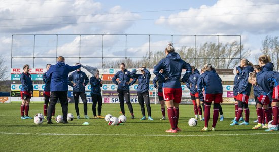 Latvijas futbolistes piedzīvo dramatisku zaudējumu Pasaules kausa kvalifikācijas mačā