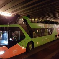 Foto: Berlīnē neapdomīgs šoferis norauj autobusam jumtu