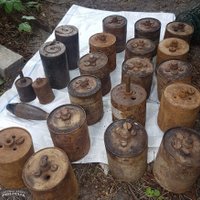 Policija Jūrmalā aiztur 'melno arheologu', kurš internetā tirgojis spridzekļus