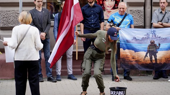 Foto: Rīgā piketē pret Maskavas namu Foto: Rīgā piketē pret Maskavas namu