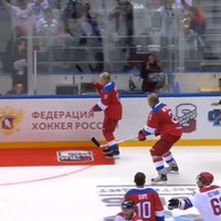 ВИДЕО: Путин не заметил ковер и упал на лед после хоккейного матча