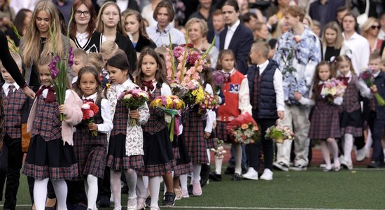 Foto: Lietus, smaidi un ziedi – Latvijā svin skolas gada sākumu