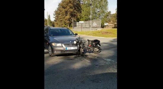 ВИДЕО: В Баложи BMW и мотороллер не поделили дорогу