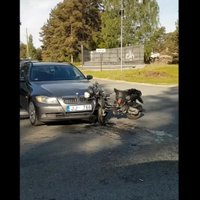 Video: BMW un motorollera sadursme pie Baložiem; cietis jaunietis