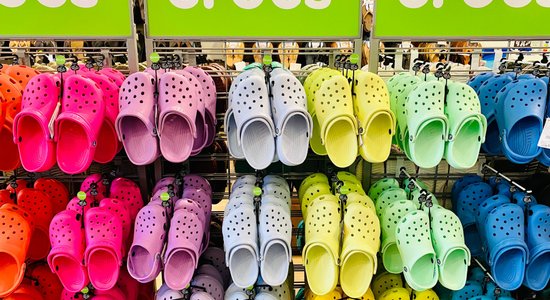 'Crocs' zīmola stāsts: kā 'trīs vīri laivā' ar atbaidošām tupelēm iekaroja pasauli