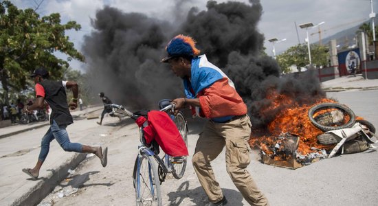 Benzīna cenu paaugstināšana Haiti izraisa nemierus