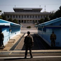 Dienvidkoreja un Ziemeļkoreja sola atjaunot ceļu un dzelzceļu savienojumus pāri robežai