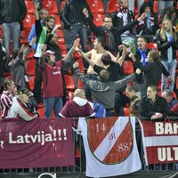 Латвийские болельщики в Вильнюсе показали флаг, связанный с неонацизмом