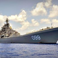 Krievijas Ziemeļu flotes flagmanis 'Pjotr Veļikij' pēc divu gadu pauzes atgriežas jūrā