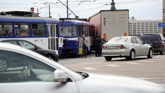 Tramvaja un kravas automašīnas sadursme uz Akmens tilta. - 1