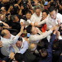 Kautiņā Honkongas parlamentā ievainoti četri deputāti