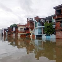 Plūdos Indijā gājuši bojā vismaz 30 cilvēki