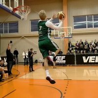 Video: Jaunie basketbolisti spīd 'VEF Rīgas skolu superlīgas' Zvaigžņu spēlē