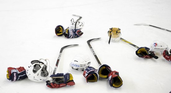 Зритель стащил с головы хоккеиста шлем во время игры НХЛ