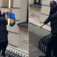 Мужчина сорвал флаг Украины со здания в центре Риги: начат уголовный процесс
