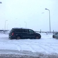 Rīga cīņai ar sniegu mobilizē visu pieejamo tehniku; uzlabojumus sola pēcpusdienā