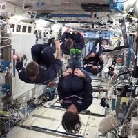 Astronauti kosmosa stacijā sarīko savu olimpiādi ar amizantām bezsvara stāvokļa disciplīnām