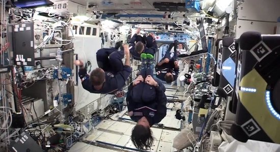 Astronauti kosmosa stacijā sarīko savu olimpiādi ar amizantām bezsvara stāvokļa disciplīnām