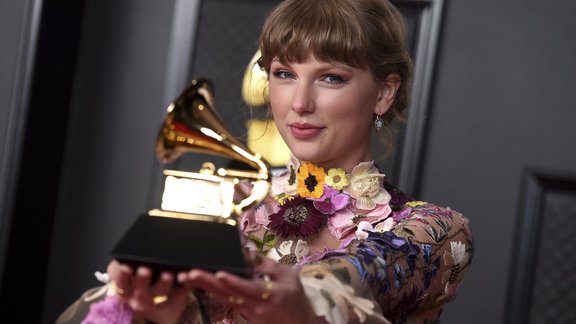 63rd_Annual_Grammy_Awards_-_Press_Room_13441.jpg-7de2c