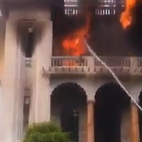 Mursi atbalstītāji aizdedzina divas valdības ēkas Gīzā
