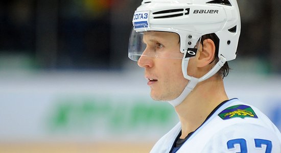 Latviešu 'admirālis' Vladivostokas KHL 'flotē'. Hokeja aizsargs Oskars Bārtulis