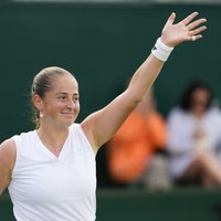 Ostapenko ar vēl vienu dominējošu sniegumu iekļūst Vimbldonas trešajā kārtā