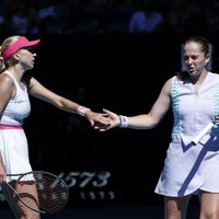 Ostapenko ar Kičenoku Vimbldonas čempionātā dubultspēlēs sasniedz ceturtdaļfinālu