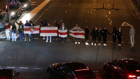 Minskā pēc Lukašenko pašinaugurācijas liels skaits drošībnieku izklīdina protestētāju tūkstošus - 2