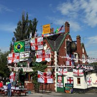 Gaidot Pasaules kausu, angļu futbola fanu mājas pārklājas karogiem