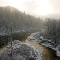 Latvijas upēs turpinās ūdens līmeņa krišanās