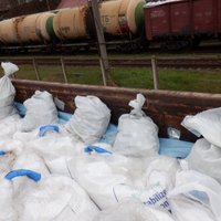 ФОТО. На границе в вагонах с удобрениями нашли мешки с контрабандой
