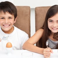 Desmit ieteikumi veselīgam uzturam bērniem vecumā no diviem līdz 18 gadiem