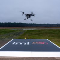 Kariņš demonstrē 5G iespējas un 'paceļ gaisā' dronu virs Ādažiem, pats atrodoties Rīgas centrā