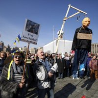 Pieprasot atbrīvot Savčenko, Kijevā uzbrūk Krievijas vēstniecībai un pakar Putina lelli