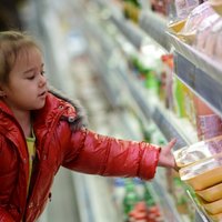 Divas trešdaļas Krievijas iedzīvotāju sākušas taupīt uz ēdiena rēķina, liecina aptauja
