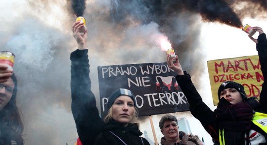 Foto: Tūkstošiem cilvēku Polijā protestē pret ieceri aizliegt abortus