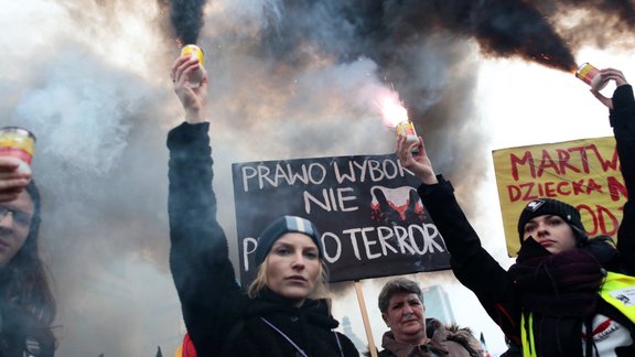 Polijā protestē pret abortu ierobežojumu - 16