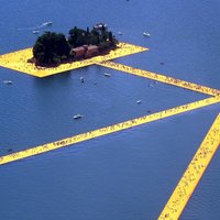 Foto: Ezerā Itālijā izveidots mākslas darbs, kas ļauj ļaudīm staigāt pa ūdens virsmu