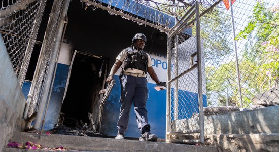 Gangsteri Haiti nodedzina policijas iecirkņus