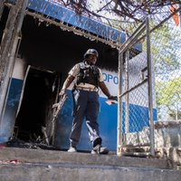 Gangsteri Haiti nodedzina policijas iecirkņus
