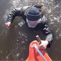 Video: Igauņu glābēji izpestī ledū ielūzušu sirmu žibulētāju