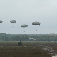 Foto: Kā no ASV lidmašīnām Ādažos karavīri desantējās