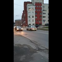 Aculiecinieka video: BMW vadītājs Rīgā izplūcas par iespēju pārkāpt noteikumus