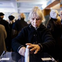 Luhanskā pagarina 'balsošanas' laiku atsevišķos iecirkņos; UDD uzsāk krimināllietu par vēlēšanu rīkošanu