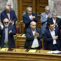 Grieķijas parlaments izskatīs jaunā aizdevuma vienošanos; koalīcijā iebilst pret nosacījumiem