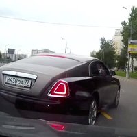Video: 'Rolls-Royce' vadītājs aizsvilstas, ka kungam nedod ceļu