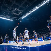 Noturēt grožos un ļaut spēlēt basketbolu. Tiesneši no Latvijas gatavi strādāt Pasaules kausā