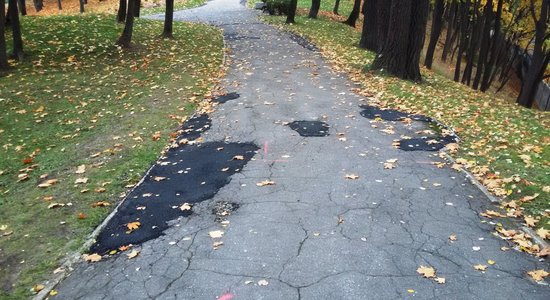 Foto: Dzegužkalna celiņi nevīžīgi aizlāpīti ar asfaltu