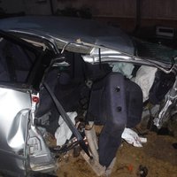 ФОТО: Трагическая авария в Цесисе - погибли двое молодых людей