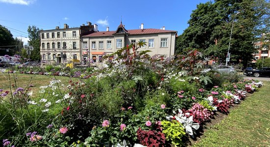 Foto: Rīgā noskaidrotas 2021. gada skaistākās puķu dobes